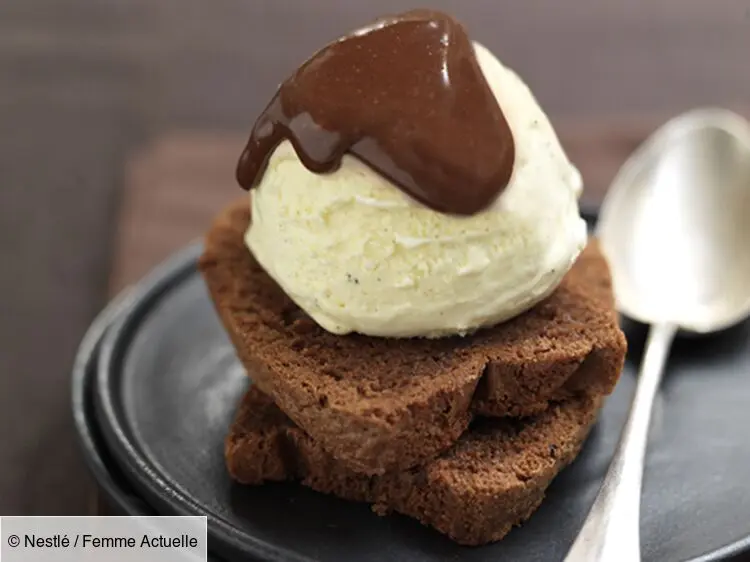 MOELLEUX AU CHOCOLAT AVEC SA BOULE DE GLACE A LA VANILLE