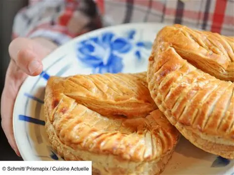 CHAUSSON AUX POMPMES