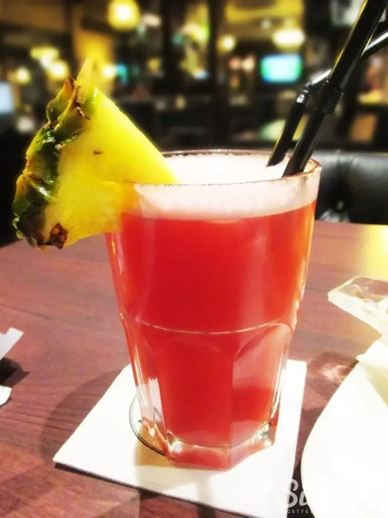 BORA BORA(jus ananas-jus de passion-jus citron-grenadine)