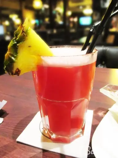 BORA BORA(jus ananas-jus de passion-jus citron-grenadine)