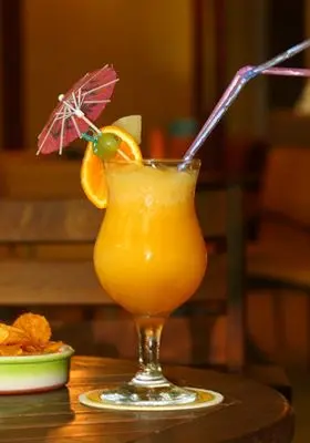 FLEUR D'AMOUR(jus d'orange-jus ananas-blanc œuf-sirop de grenadine)